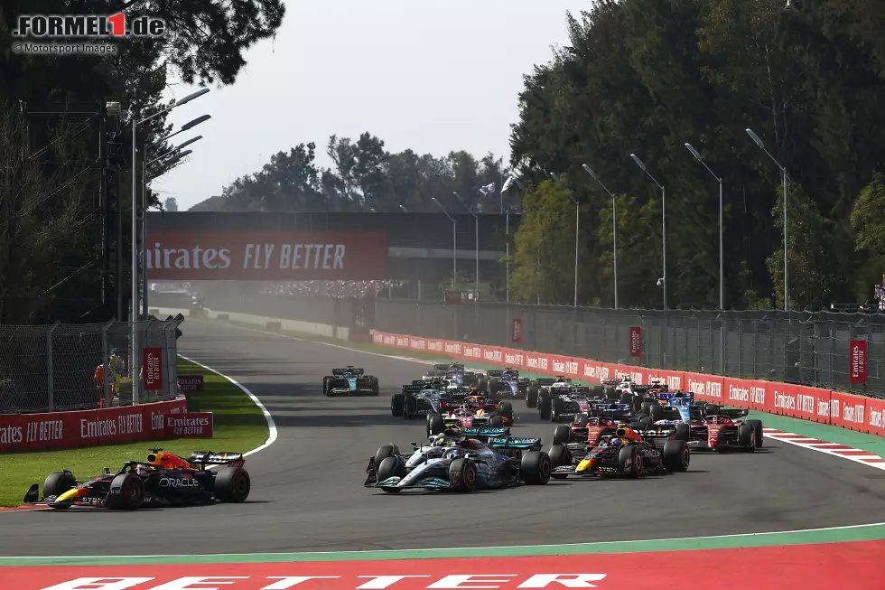 Foto zur News: Max Verstappen (Red Bull), George Russell (Mercedes), Lewis Hamilton (Mercedes) und Sergio Perez (Red Bull)