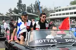 Foto zur News: Guanyu Zhou (Alfa Romeo) und Valtteri Bottas (Alfa Romeo)