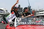 Foto zur News: Sergio Perez (Red Bull) und Max Verstappen (Red Bull)