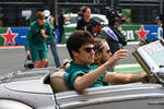Foto zur News: Sebastian Vettel (Aston Martin) und Nicholas Latifi (Williams)