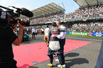 Foto zur News: Sergio Perez (Red Bull) und Stefano Domenicali
