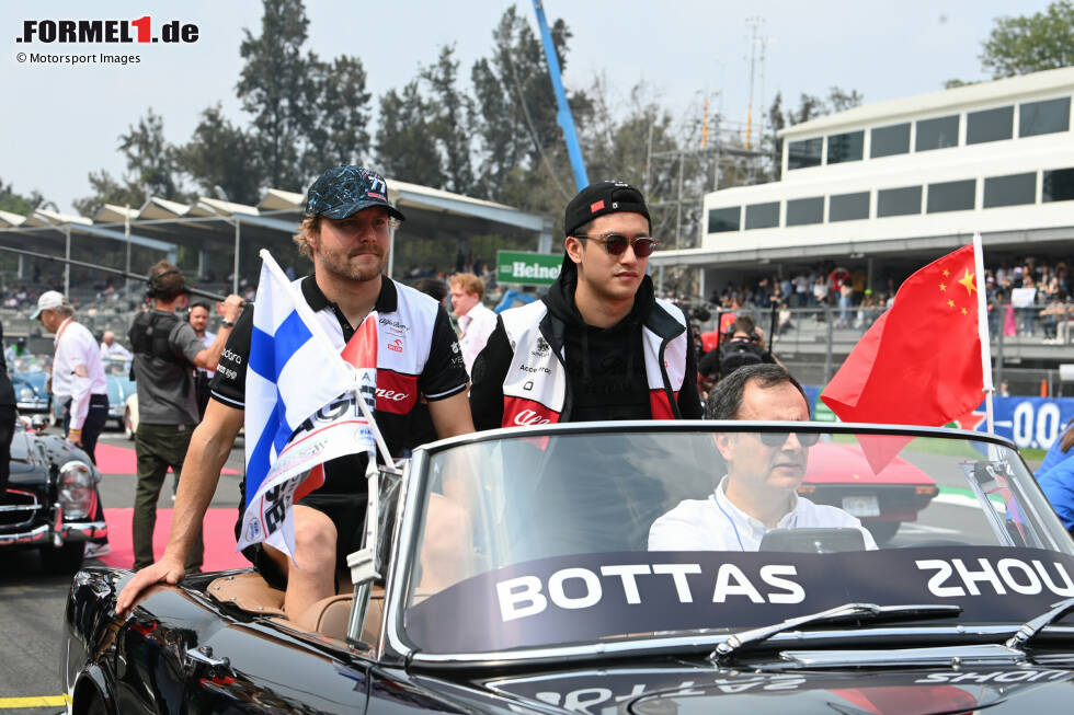 Foto zur News: Guanyu Zhou (Alfa Romeo) und Valtteri Bottas (Alfa Romeo)