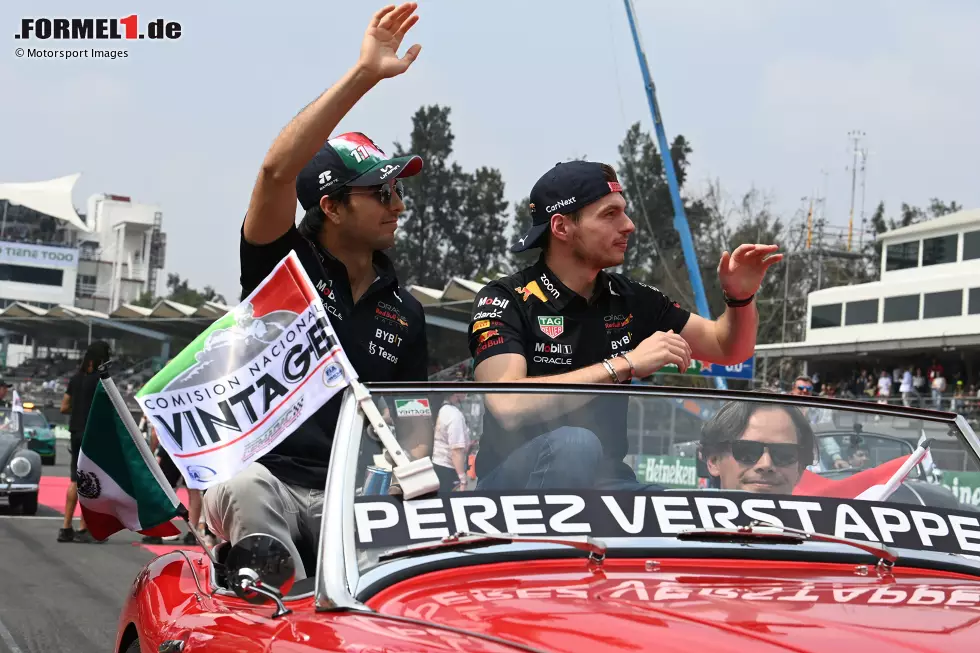 Foto zur News: Sergio Perez (Red Bull) und Max Verstappen (Red Bull)