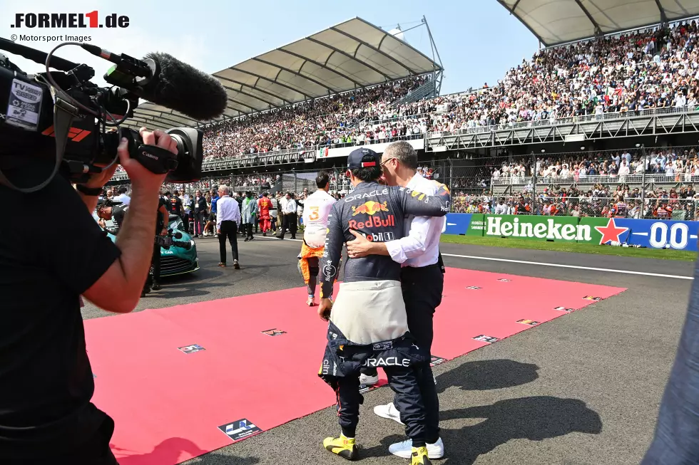 Foto zur News: Sergio Perez (Red Bull) und Stefano Domenicali