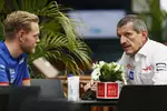 Foto zur News: Kevin Magnussen (Haas) mit Günther Steiner (Haas)