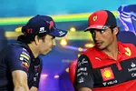 Foto zur News: Sergio Perez (Red Bull) und Carlos Sainz (Ferrari)