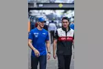 Foto zur News: Guanyu Zhou (Alfa Romeo) und Mick Schumacher (Haas)