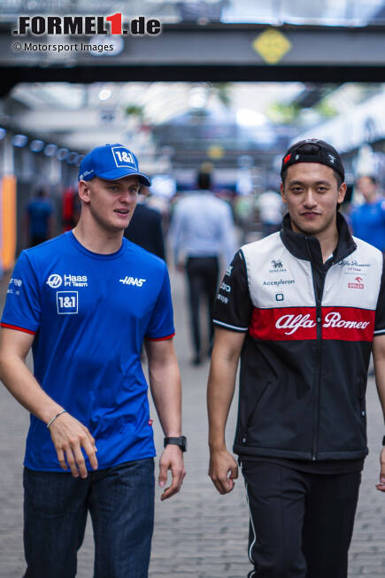 Foto zur News: Guanyu Zhou (Alfa Romeo) und Mick Schumacher (Haas)