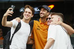 Foto zur News: Daniel Ricciardo (McLaren) und Rubens Barrichello