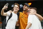 Foto zur News: Daniel Ricciardo (McLaren) und Rubens Barrichello