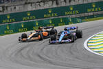 Foto zur News: Fernando Alonso (Alpine) und Daniel Ricciardo (McLaren)