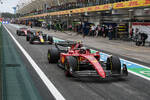 Foto zur News: Carlos Sainz (Ferrari), Sergio Perez (Red Bull) und Charles Leclerc (Ferrari)