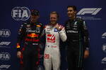Foto zur News: Max Verstappen (Red Bull), Kevin Magnussen (Haas) und George Russell (Mercedes)
