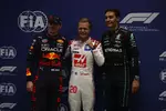 Foto zur News: Max Verstappen (Red Bull), Kevin Magnussen (Haas) und George Russell (Mercedes)