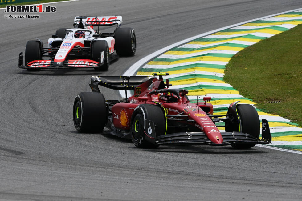 Foto zur News: Carlos Sainz (Ferrari) und Kevin Magnussen (Haas)