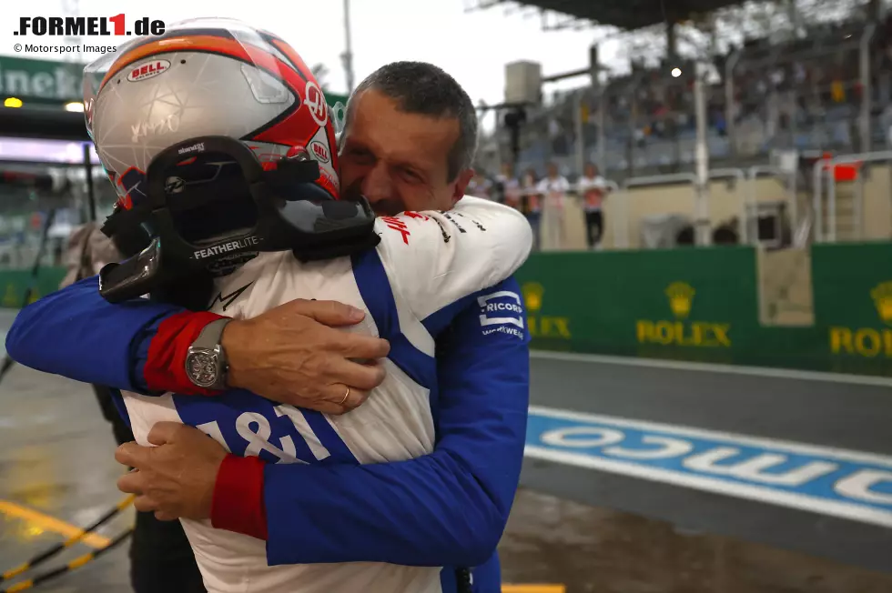 Foto zur News: Kevin Magnussen (Haas) mit Günther Steiner (Haas)