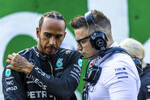 Foto zur News: Lewis Hamilton (Mercedes) mit Renningenieur Peter Bonnington