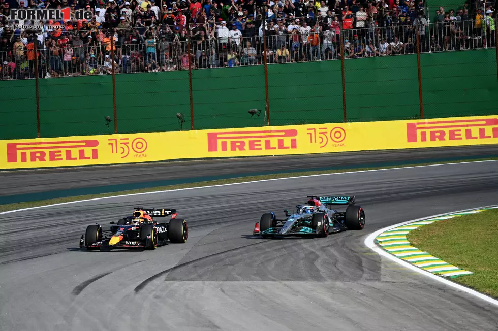 Foto zur News: Max Verstappen (Red Bull) und George Russell (Mercedes)