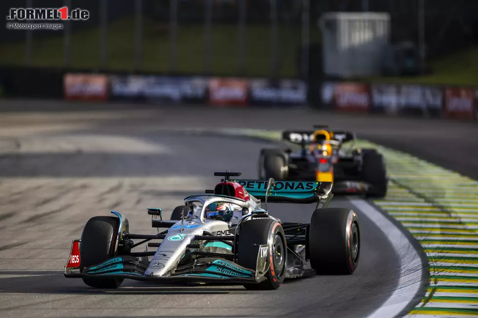 Foto zur News: George Russell (Mercedes) und Max Verstappen (Red Bull)