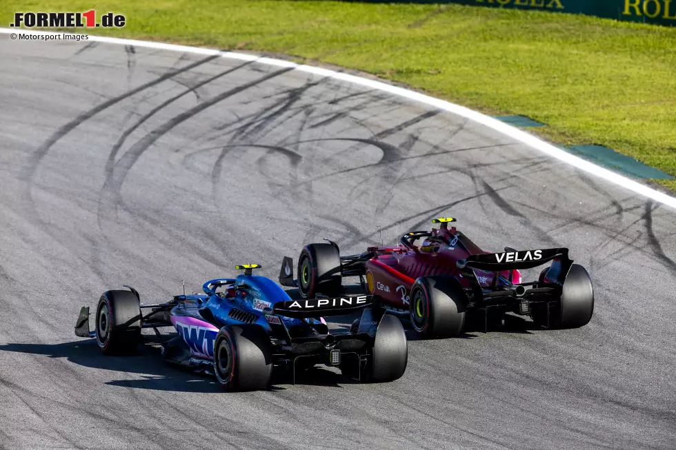 Foto zur News: Esteban Ocon (Alpine) und Carlos Sainz (Ferrari)