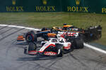 Foto zur News: Kevin Magnussen (Haas) und Daniel Ricciardo (McLaren)