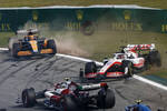 Foto zur News: Daniel Ricciardo (McLaren) und Kevin Magnussen (Haas)
