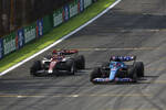 Foto zur News: Guanyu Zhou (Alfa Romeo) und Fernando Alonso (Alpine)