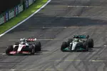 Foto zur News: Lewis Hamilton (Mercedes) und Mick Schumacher (Haas)