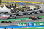 Foto zur News: Max Verstappen (Red Bull) und Lewis Hamilton (Mercedes)