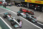Foto zur News: George Russell (Mercedes), Lewis Hamilton (Mercedes) und Carlos Sainz (Ferrari)