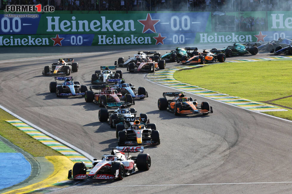 Foto zur News: Kevin Magnussen (Haas), Max Verstappen (Red Bull), George Russell (Mercedes) und Lando Norris (McLaren)