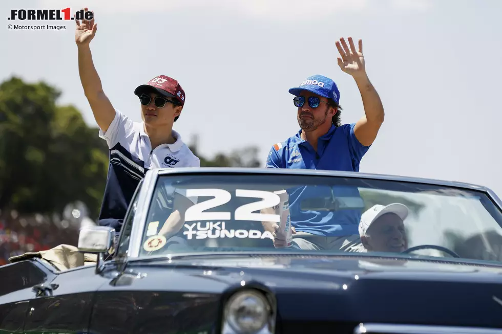 Foto zur News: Yuki Tsunoda (AlphaTauri) und Fernando Alonso (Alpine)