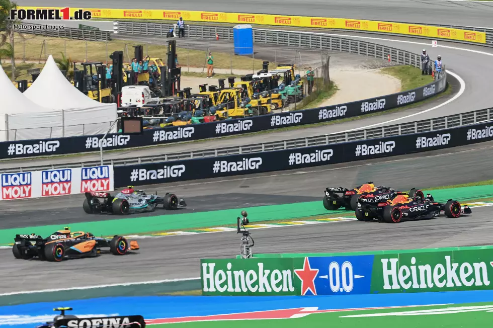 Foto zur News: Max Verstappen (Red Bull) und Lewis Hamilton (Mercedes)