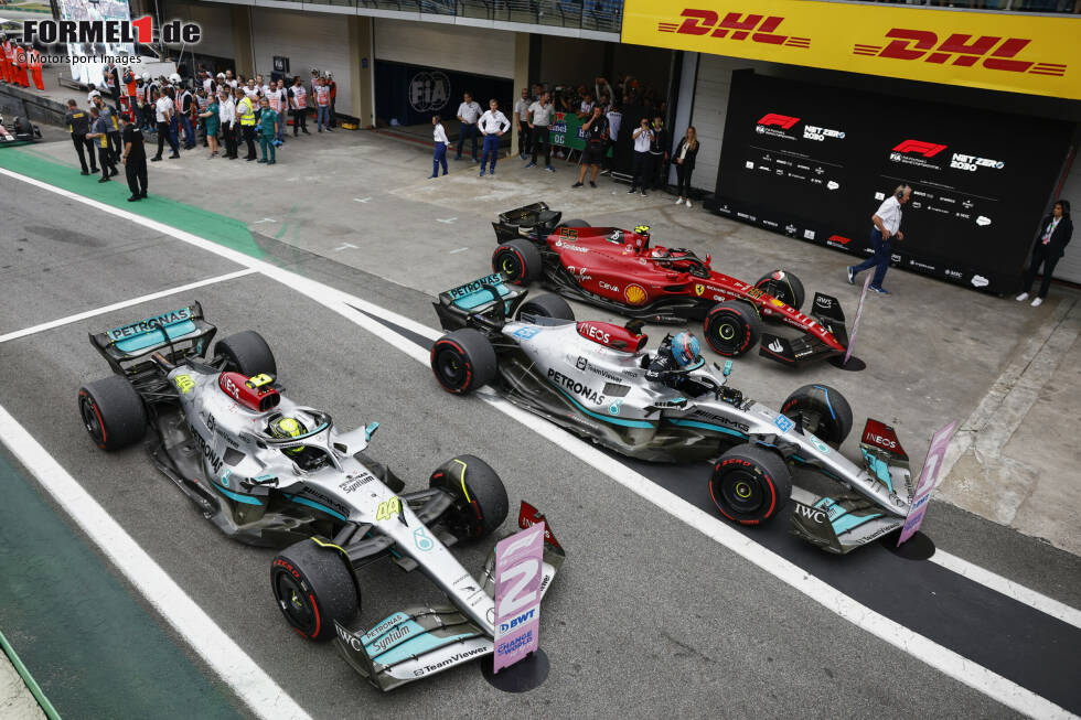Foto zur News: George Russell (Mercedes), Lewis Hamilton (Mercedes) und Carlos Sainz (Ferrari)