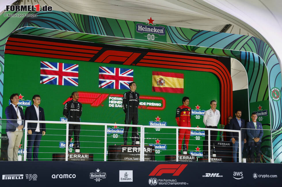 Foto zur News: Lewis Hamilton (Mercedes), George Russell (Mercedes) und Carlos Sainz (Ferrari)