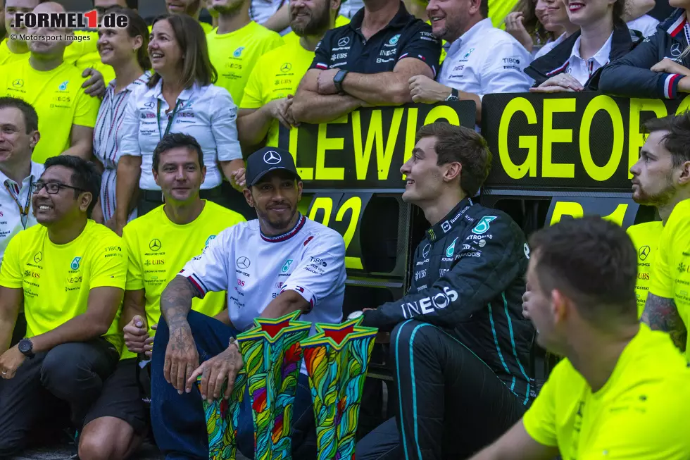 Foto zur News: George Russell (Mercedes) und Lewis Hamilton (Mercedes)