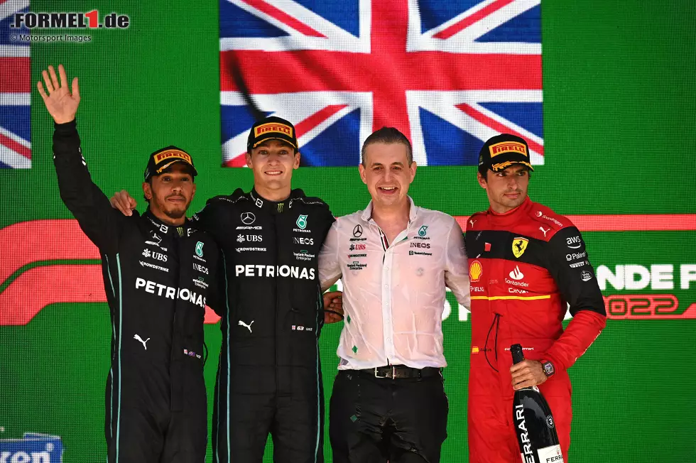 Foto zur News: Lewis Hamilton (Mercedes), George Russell (Mercedes) und Carlos Sainz (Ferrari)