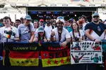 Foto zur News: Fans von Sebastian Vettel (Aston Martin)