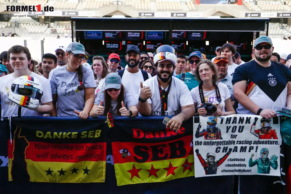 Foto zur News: Fans von Sebastian Vettel (Aston Martin)