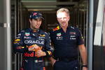 Foto zur News: Sergio Perez (Red Bull) und Christian Horner (Red Bull)