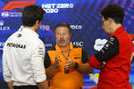 Foto zur News: Toto Wolff (Mercedes), Zak Brown (McLaren) und Mattia Binotto (Ferrari)