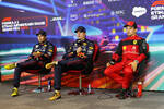 Foto zur News: Sergio Perez (Red Bull), Max Verstappen (Red Bull) und Charles Leclerc (Ferrari)