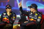 Foto zur News: Sergio Perez (Red Bull) und Max Verstappen (Red Bull)