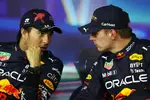 Foto zur News: Sergio Perez (Red Bull) und Max Verstappen (Red Bull)