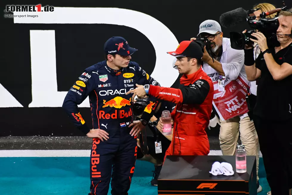 Foto zur News: Max Verstappen (Red Bull) und Charles Leclerc (Ferrari)