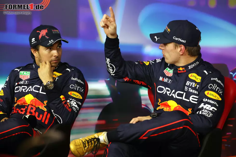 Foto zur News: Sergio Perez (Red Bull) und Max Verstappen (Red Bull)