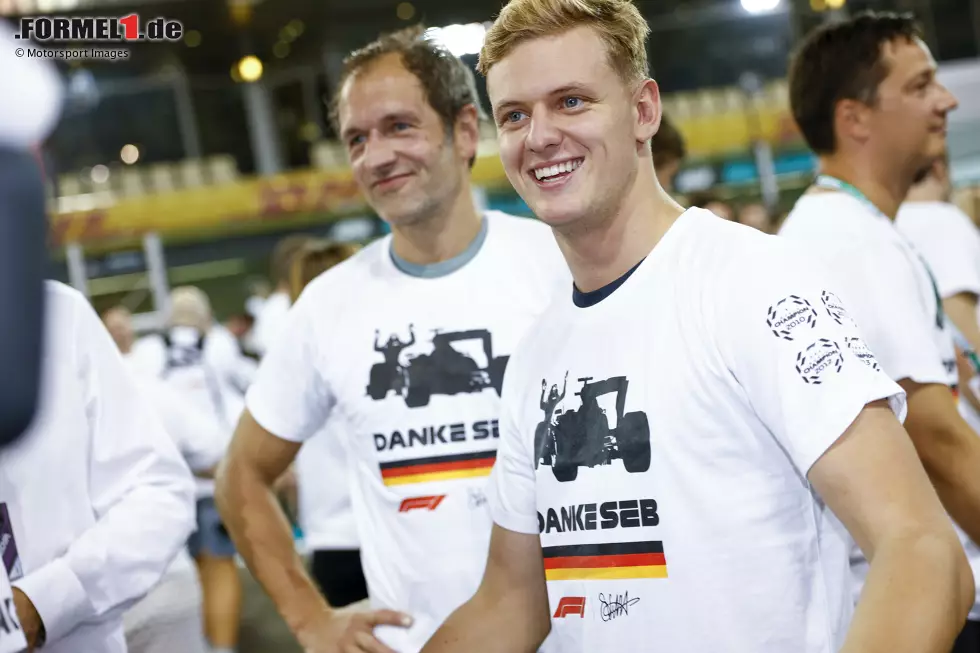 Foto zur News: Mick Schumacher (Haas) und Sebastian Vettel (Aston Martin)