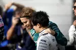 Foto zur News: Sebastian Vettel (Aston Martin) und Yuki Tsunoda (AlphaTauri)