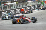 Foto zur News: Charles Leclerc (Ferrari), Lewis Hamilton (Mercedes) und Carlos Sainz (Ferrari)