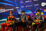 Foto zur News: Max Verstappen (Red Bull), Charles Leclerc (Ferrari) und Sergio Perez (Red Bull)